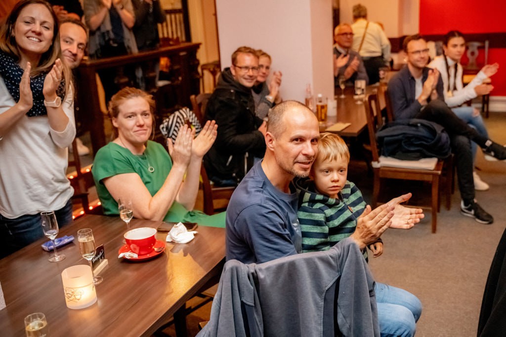 Vernissage der Ausstellung "Moment mit dem Alten" imKabarett nach Hengstman.