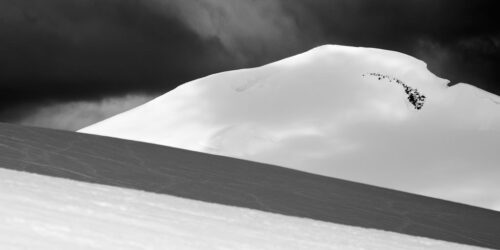 Das schwarzweisse Fotokunstwerk von einem Eisberg in der Antarktis.